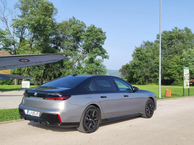 Skoraj 5,4 metra dolga limuzina je v testnem primeru odeta v dvobarvno kombinacijo, ki vsaj na trenutke spominja na to, da BMW izdeluje tudi rolls-royce. FOTO: Boštjan Okorn