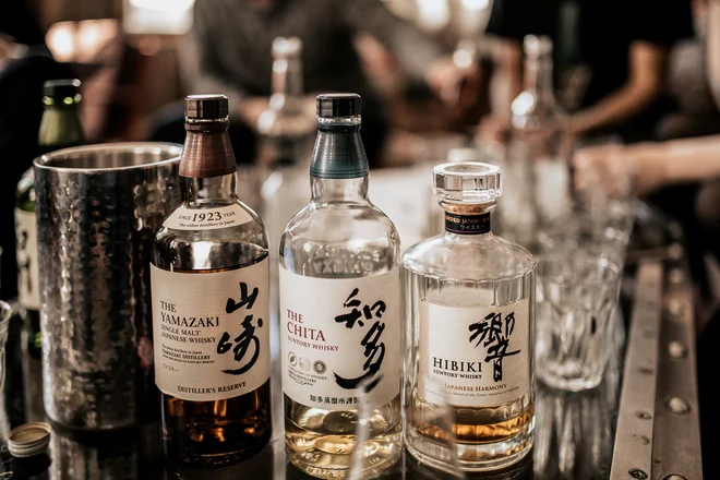 Jim Murray je Suntoryjevemu viskiju yamazaki single malt sherry cask dodelil 97,5 od možnih 100 točk. S tem se je japonskemu viskiju silovito povečal ugled na svetovnem prizorišču pijač. FOTO: Shutterstock