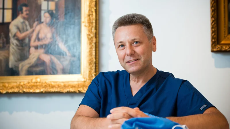 Fotografija: Prof. dr. Uroš Ahčan: Eden od stavkov moje jutranje prisege se glasi: Pomagaj vsem, kot bi pomagal sebi ali svojim domačim, in ko dvomiš, kaj storiti, naredi tisto, kar bi naredil zase in za sebi ljubo osebo. FOTO: Jaka Koren