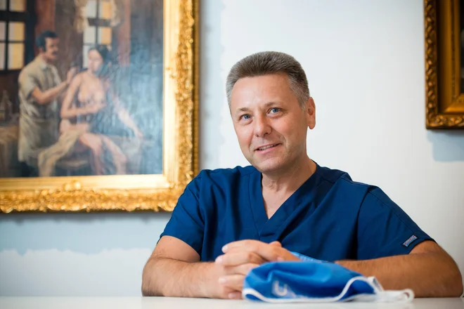 Prof. dr. Uroš Ahčan: Eden od stavkov moje jutranje prisege se glasi: Pomagaj vsem, kot bi pomagal sebi ali svojim domačim, in ko dvomiš, kaj storiti, naredi tisto, kar bi naredil zase in za sebi ljubo osebo. FOTO: Jaka Koren