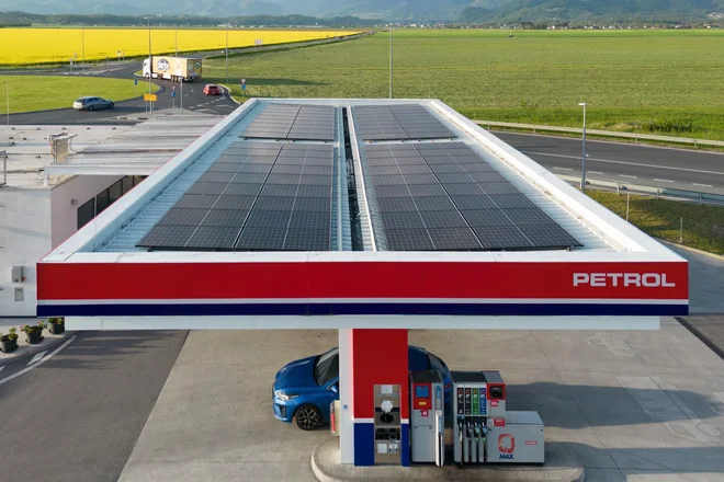 Z namestitvijo sončnih panelov bo energija, ki pomaga napajati prodajna mesta, pridobljena iz okolju prijaznih trajnostnih virov. FOTO: Arhiv podjetja Petrol