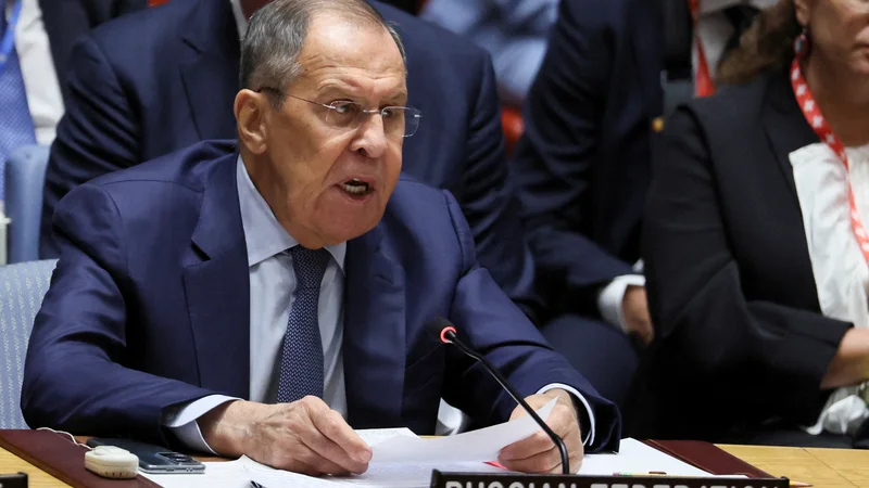 Fotografija: Slovenija v varnostni svet prihaja v času najhujše krize v mednarodnih odnosih. Na fotografiji ruski zunanji minister Sergej Lavrov. FOTO: Brendan Mcdermid/Reuters