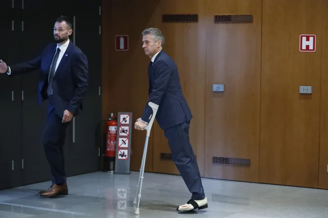 V kabinetu predsednika vlade Roberta Goloba so zanikali, da bi sam zahteval zamik potrjevanja vmesnega poročila preiskovalne komisije in začasno zaustavitev dela obeh preiskovalnih komisij, ki ju vodijo v Gibanju Svoboda. FOTO: Leon Vidic/Delo