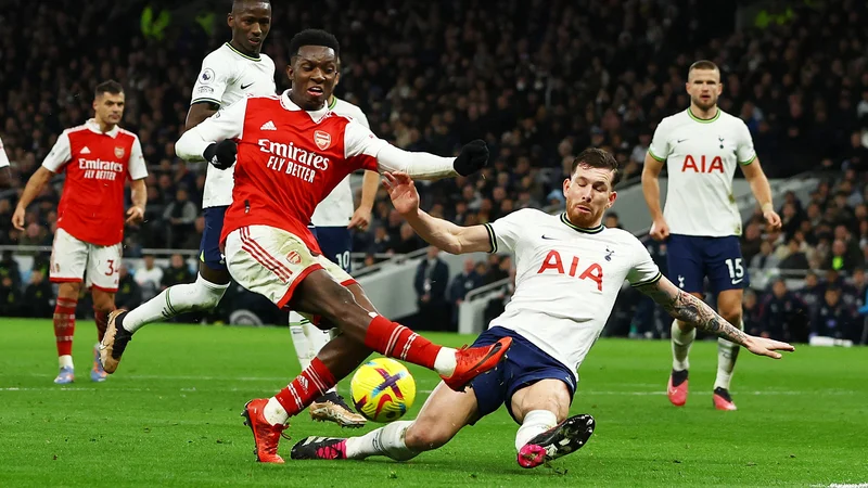 Fotografija: Dvoboji Tottenhama in Arsenala so vedno vroči, rivalstvo je tokrat začinjeno še z bojem za vrh prvenstvene lestvice.
Foto Paul Childs/Reuters