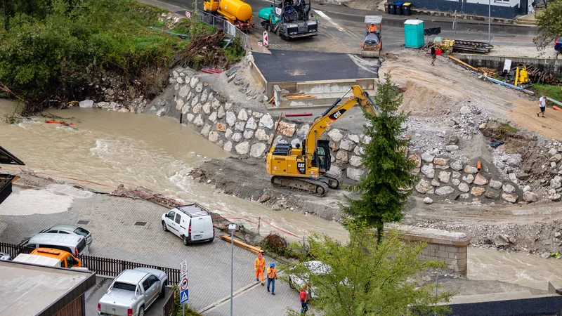 Fotografija: Sam sem na fotografiji opazil predvsem imeniten podpornik iz klesanega kamna, ki je očitno uspešno kljuboval deroči strugi, in urejanje nove brežine s skalometom, ki brutalno posega v skladnost prostora. FOTO: Črt Piksi