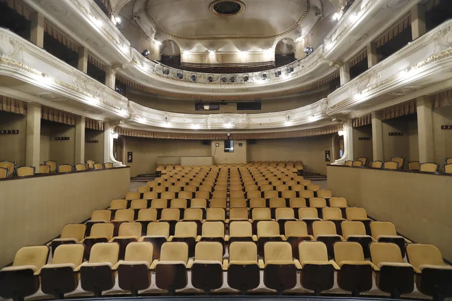 Sedanja stavba je potresno nevarna, nima ustrezne požarne zasnove, med razlogi za prenovo in dograditev so tudi funkcionalna in organizacijska zastarelost gledališča. FOTO: Leon Vidic