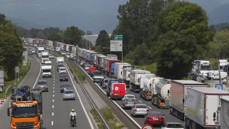 Fotografija: Zastoji na slovenskih avtocestah že dolgo niso več novica, novica pa je postal odnos odgovornih do tega problema. FOTO: Leon Vidic/Delo