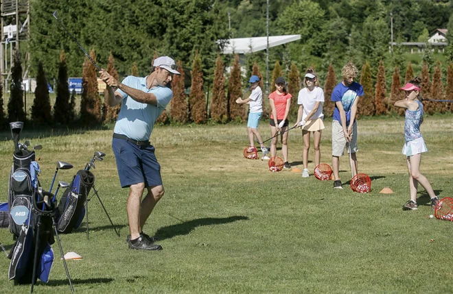 V Mladinskem golf centru Stanežiče je tudi v teh dneh pravi vrvež, saj palice vihtijo mladi in stari.

Foto Blaž Samec