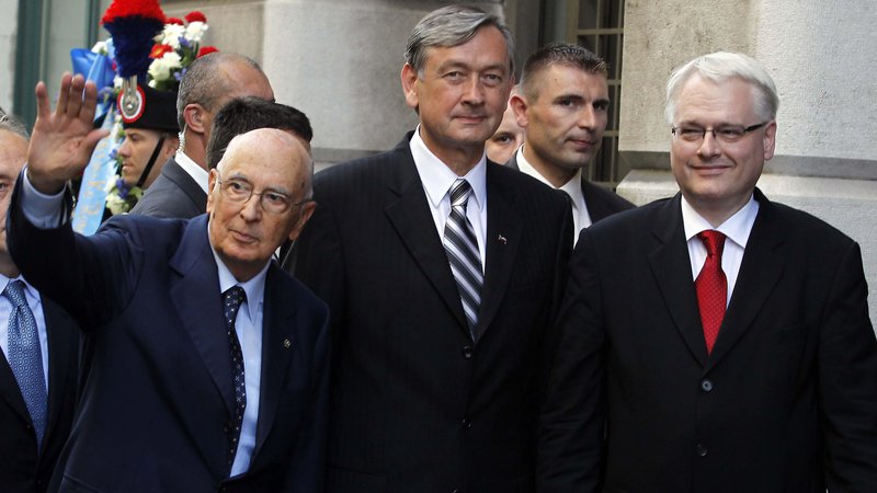 Fotografija: Srečanje med predsedniki Giorgiom Napolitanom (levo), Danilom Türkom (v sredini) in Ivom Josipovićem je obveljalo za prvo veliko spravno dejanje med tremi državami. FOTO: Matej Družnik/Delo