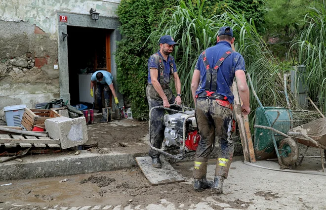 Povračilo izplačanih plač delavcem, ki so odpravljali posledice poplav in plazov pri delodajalcu, je eden od ukrepov za pomoč pri odpravi posledic poplav in zemeljskih plazov. FOTO: Blaž Samec/Delo