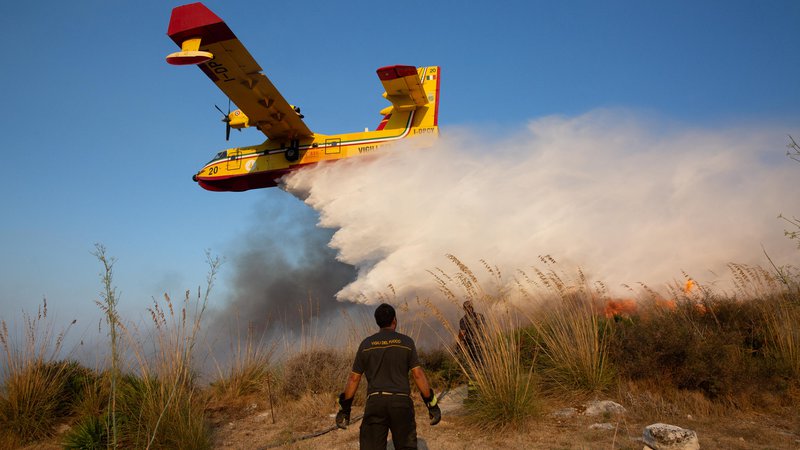 Fotografija: Sicilija se je to poletje spopadala s številnimi požari. FOTO: Antonio Cascio/Reuters