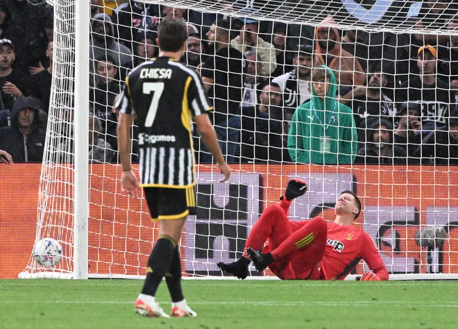 Wojciech Szczęsny ga je spet polomil. FOTO: Alberto Lingria/Reuters