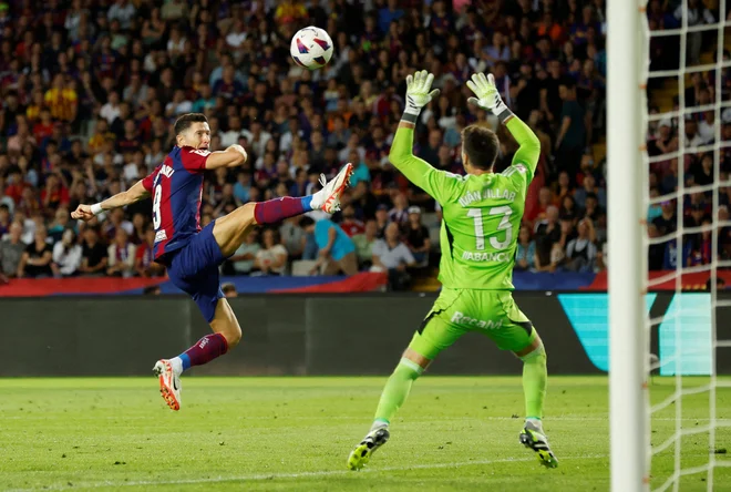Robert Lewandowski je mojstrsko zadeval za Barço. FOTO: Albert Gea/Reuters