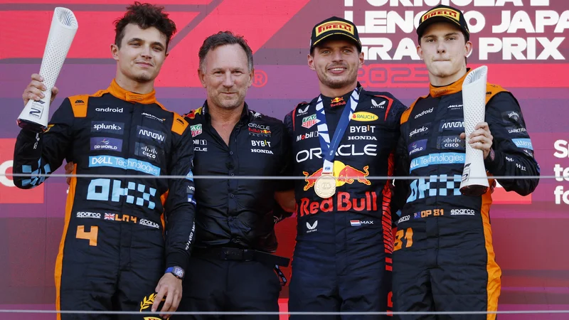 Fotografija: Max Verstappen (drugi z desne) in vodja moštva Red Bull Christian Horner sta bila zmagovalca velike nagrade Japonske v Suzuki. Na zmagovalnem odru sta bila še voznika pri moštvu McLaren drugouvrščeni Lando Norris in tretji Oscar Piastr (desno). FOTO: Issei Kato/Reuters