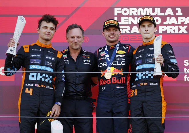 Max Verstappen (drugi z desne) in vodja moštva Red Bull  Christian Horner sta bila zmagovalca velike nagrade Japonske v Suzuki. Na zmagovalnem odru sta bila še voznika pri moštvu McLaren drugouvrščeni Lando Norris in tretji Oscar Piastr (desno). FOTO: Issei Kato/Reuters
