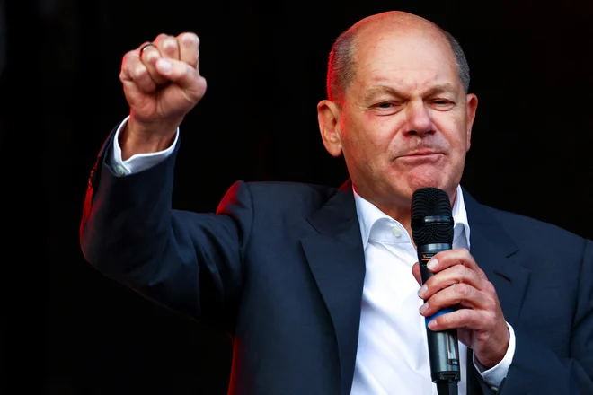 Nemško gospodarstvo se je letos znašlo v recesiji, zato mnogi Nemčijo znova vidijo kot bolnika Evrope. Kancler Olaf Scholz (SPD) napoveduje vrsto ukrepov, s katerimi naj bi okrepili dolgoročno konkurenčnost gospodarstva. FOTO: Kai Pfaffenbach/REUTERS