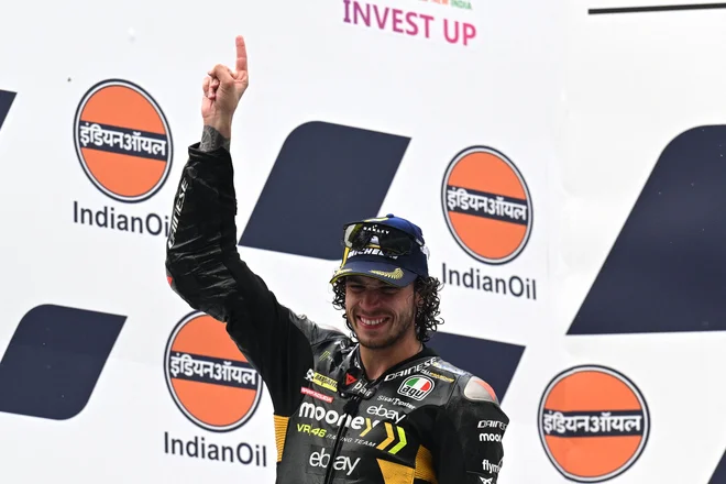 Marco Bezzecchi se je veselil zmage na novem prizorišču motociklistčnih dirk v razredu motoGP v Buddhu v Indiji. FOTO: Money Sharma/AFP