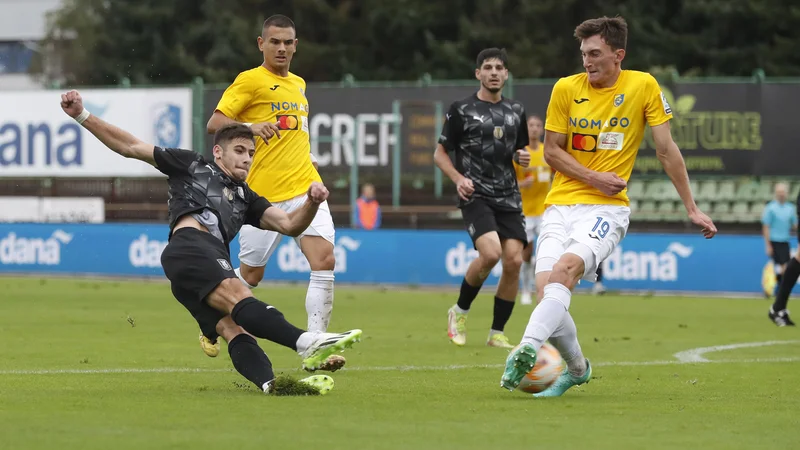 Fotografija: Nemanja Motika (levo) je z golom za vodstvo z 2:1 na klubski lestvici strelcev ujel Mustafo Nukića in Saara Fadido, a en gol je bil premalo za Olimpijino zmago ali vsaj točko v mestnem derbiju. FOTO: Leon Vidic/Delo