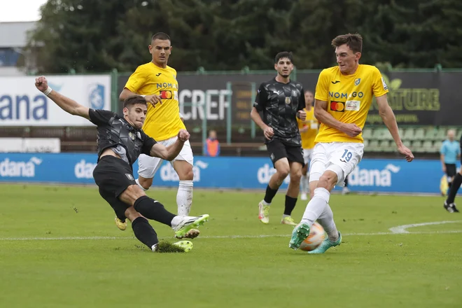 Nemanja Motika (levo) je z golom za vodstvo z 2:1 na klubski lestvici strelcev ujel Mustafo Nukića in Saara Fadido, a en gol je bil premalo za Olimpijino zmago ali vsaj točko v mestnem derbiju. FOTO: Leon Vidic/Delo
