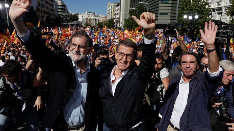 Fotografija: Predsednika Ljudske stranke Alberta Núñeza Feijóoja (v sredini) sta prišla podpret tudi nekdanja konservativna premiera Mariano Rajoy (levo) in José María Aznar. FOTO: Susana Vera/Reuters