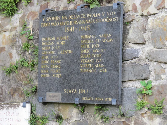 Na obzidju, ki ga zdaj obnavljajo, je pritrjena spominska plošča z imeni padlih domoljubov. FOTO: Bojan Rajšek/Delo