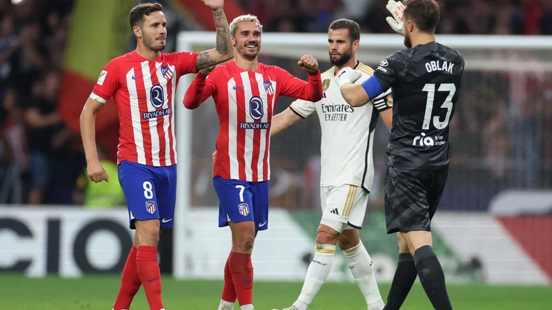 Fotografija: Jan Oblak se je s Saulom in Antoinom Griezmannom veselil velike zmage. FOTO: Isabel Infantes/Reuters