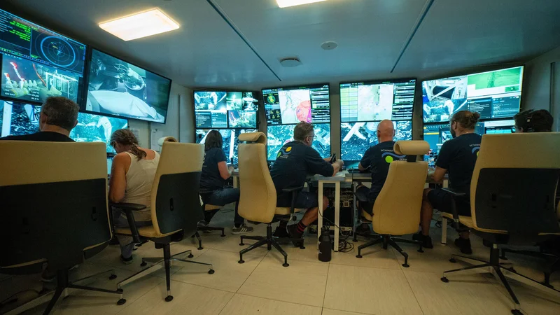 Fotografija: Vsak potop je bilo mogoče spremljati na številnih zaslonih v nadzorni sobi in povsod po ladji. FOTO: Schmidt Ocean Institute