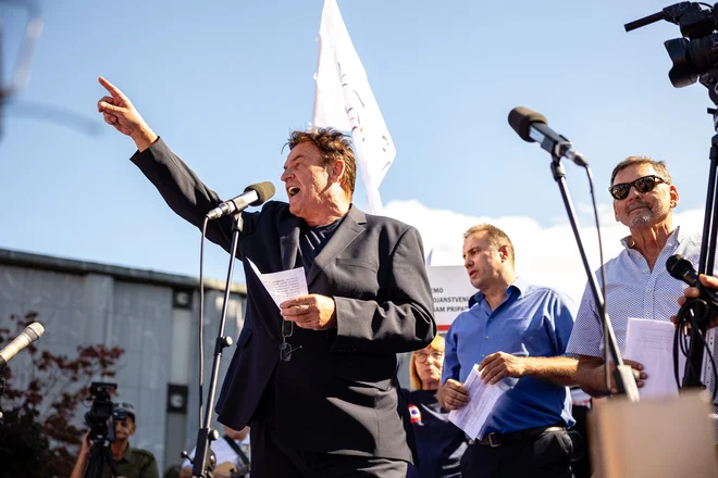 Nastopi Pavla Ruparja pred svojimi somišljeniki so gromovniški. FOTO: Črt Piksi