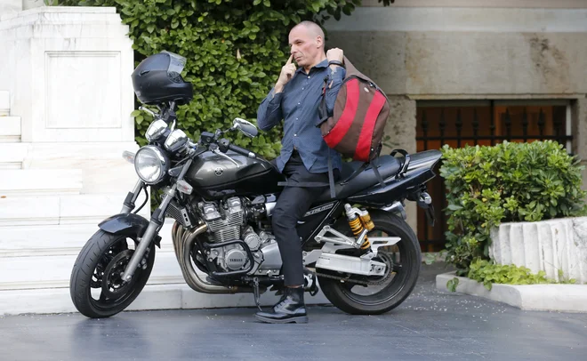 Ekonomist in politik Janis Varufakis je ljubitelj udobnega življenja in težkih motorjev. FOTO: Jean-Paul Pelissier/Reuters