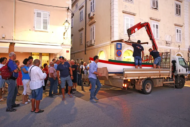 Piransko batano so naložili na tovornjak in odpeljali v Novigrad. FOTO: Jadran Rusjan