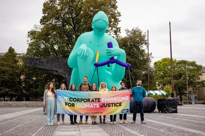Ogromen balon v podobi grške boginje pravičnosti, ki se je po Parizu, Santiagu de Composteli in Dunaju napihnil tudi v Ljubljani, je maskota kampanje Justice is Everybody's Business, v kateri evropska mreža nevladnih organizacij politične odločevalce poziva k čim bolj ambicioznemu predlogu direktive o skrbnem pregledu podjetij glede trajnostnosti. FOTO: Črt Piksi