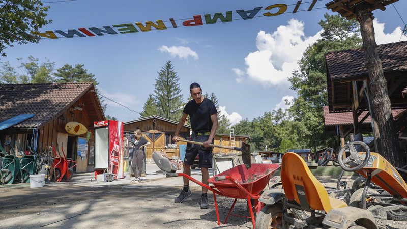 Fotografija: Kampi v Sloveniji so imeli po lanskem rekordnem letu zaradi ujm to poletje občutno manj obiska. Na fotografiji kamp Menina v Zgornji Savinjski dolini, iz katerega so morali zaradi poplav s helikopterjem reševati goste. FOTO: Leon Vidic/Delo