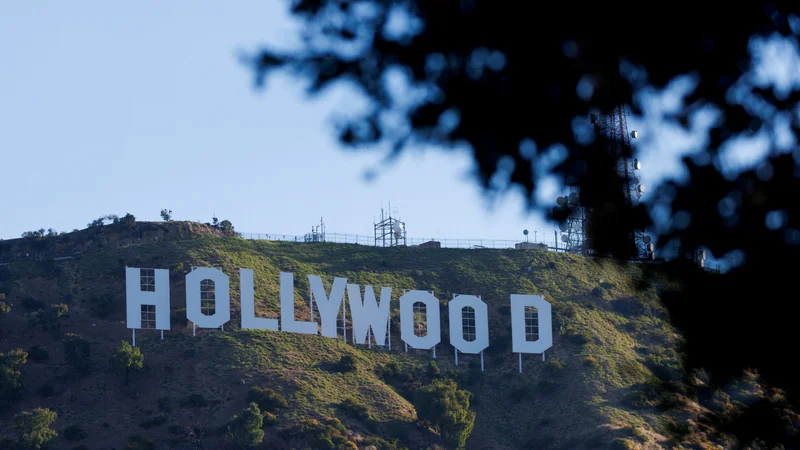 Fotografija: V Hollywoodu je po 146 dneh stavke scenaristom in studiem v nedeljo uspelo doseči načelni dogovor. FOTO: Mike Blake/ Reuters