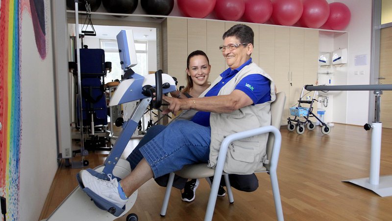 Fotografija: Povečati bi bilo treba število fizioterapevtov na vseh ravneh zdravstvene dejavnosti in v okviru dolgotrajne oskrbe. FOTO: Roman Šipić/Delo