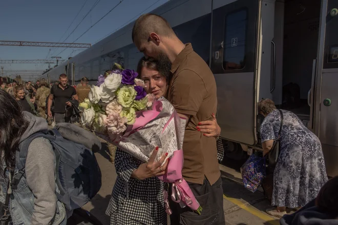 Na železniški postaji v Kramatorsku v regiji Doneck ukrajinski vojak Oleksij objema svojo ženo Maryno, ki ga je prišla obiskat z vlakom iz Kijeva. Foto: Roman Pilipey/Afp