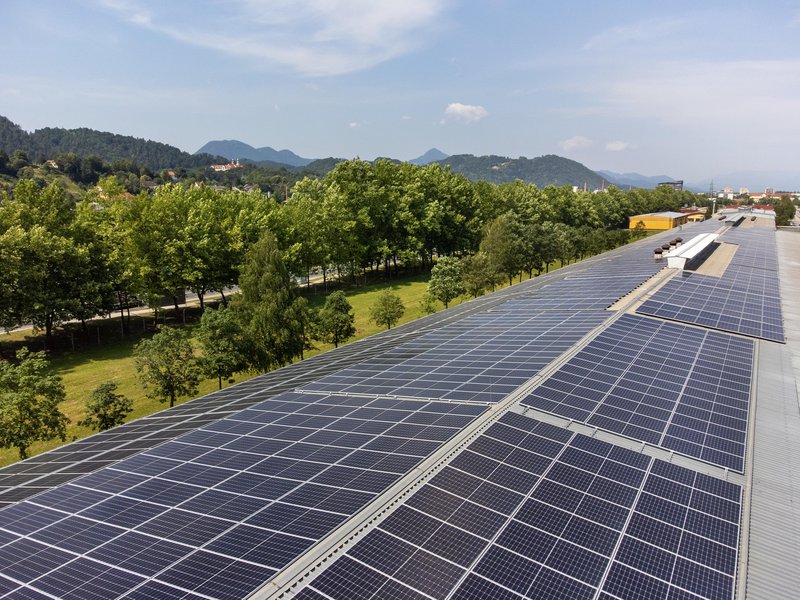 Fotografija: Vse več podjetij se odloča za nameščanje sončnih panelov na strehe svojih poslovnih objektov, s čimer jih koristno uporabijo za ustvarjanje prihrankov. FOTO: Arhiv Petrol