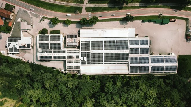 Med podjetji, ki so se odločila izkoristiti moč sonca, je tudi Atlantic Grupa, ki je v partnerstvu s Petrolom zagnala skoraj 1 MW sončno elektrarno. FOTO: Arhiv Petrol