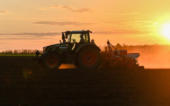 Predlog zakona o trajnostnih prehranskih sistemih je komisija napovedala za tretjo četrtino tega leta, vendar je zaradi pritiskov proti novim zelenim zahtevam vprašanje, ali ga bo sploh predstavila. FOTO: Sergey Pivovarov/Reuters