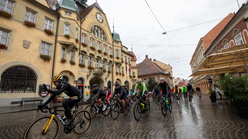 Fotografija: Središče Maribora so drugo leto zapored zaradi Primoža Rogliča zasedli kolesarji. FOTO: Marko Vanovšek