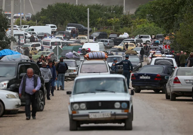 V Armenijo je pobegnila že več kot desetina prebivalstva. FOTO: Irakli Gedenidze/Reuters