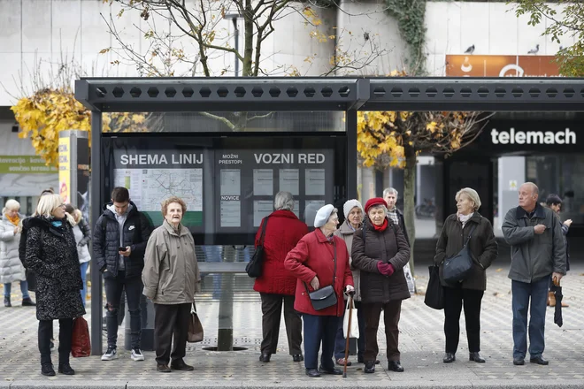 Brezplačno vozovnico uporablja okoli sto tisoč upravičencev, med njimi je največ upokojencev, starejših od 65 let. FOTO: Leon Vidic/Delo 