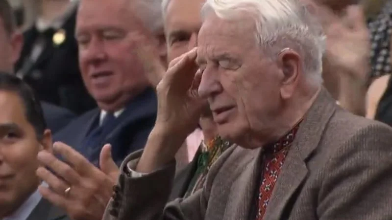 Fotografija: Ukrajinski veteran, 98-letni Jaroslav Hunka, je požel stoječe ovacije, potem ko ga je predsednik spodnjega doma kanadskega parlamenta Anthony Rota označil za junaka. FOTO Posnetek zaslona