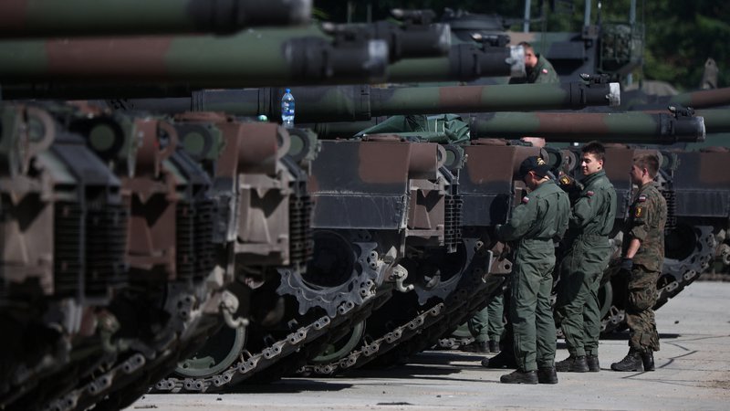 Fotografija: Washington je januarja napovedal dobavo 31 tankov M1 abrams, ni pa jasno, koliko jih je že prispelo v Ukrajino in koliko časa bo trajalo, da bodo razporejeni na fronto. FOTO: Kacper Pempel/Reuters