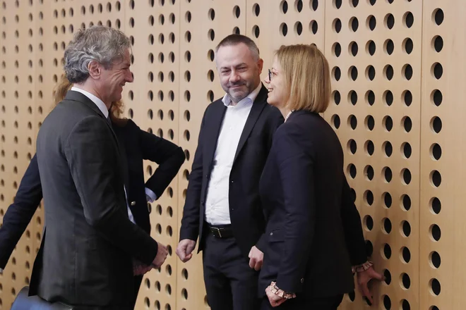 Poti predsednika vlade Roberta Goloba in službena pot v New York ministrice za javno upravo Sanje Ajanović Hovnik, je hitro zagrabila opozicija. Z dopusta v Grčiji je premier priletel na stroške davkoplačevalcev; pot je stala 14.900 evrov.  FOTO: Leon Vidic
