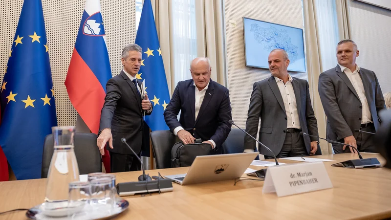 Fotografija: Vlada zaseda s svetom za obnovo. FOTO: Črt Piksi/Delo