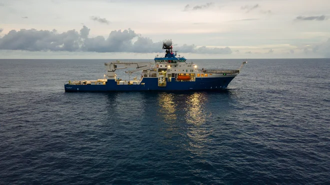 Ladja R/V Falkor (too) je bila štiri tedne zasidrana daleč od vseh pomorskih poti in kopnega. FOTO: Schmidt Ocean Institute