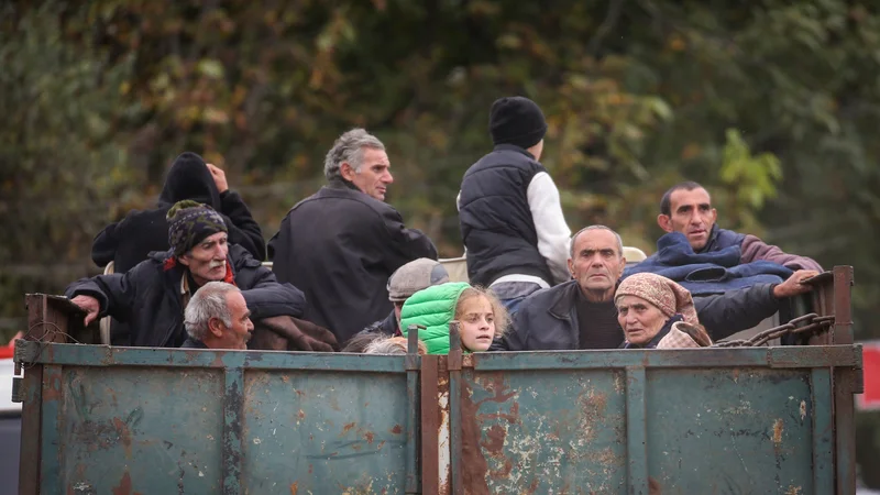 Fotografija: Prebivalstvo regije množično beži pred Azerbajdžanom. FOTO: Irakli Gedenidze/Reuters