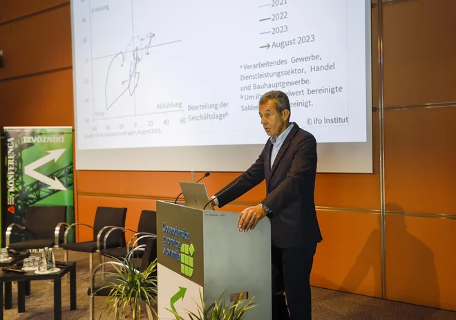 Direktor medijske hiše Delo Stojan Petrič je uvodoma pozdravil udeležence poslovne konference izvozniki. FOTO: Jože Suhadolnik/Delo