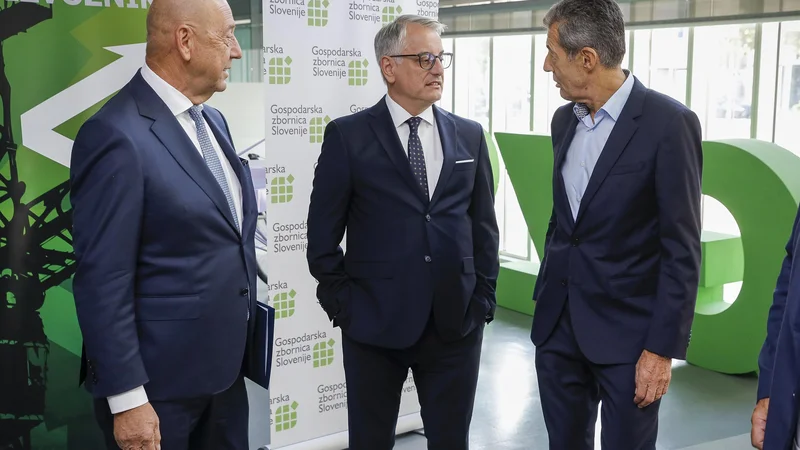 Fotografija: Poslovna konferenca izvozniki 27.9.2023. Na sredini Matjaž Han, desno Stojan Petrič, na levi Tibor Šimonka. FOTO: Jože Suhadolnik