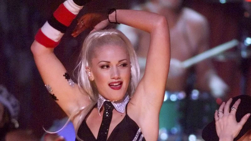 Fotografija: Gwen Stefani v tipični opravi z odkritim popkom med izvedbo plesne uspešnice Hey Baby leta 2001 v Las Vegasu FOTO: Ethan Miller/Reuters